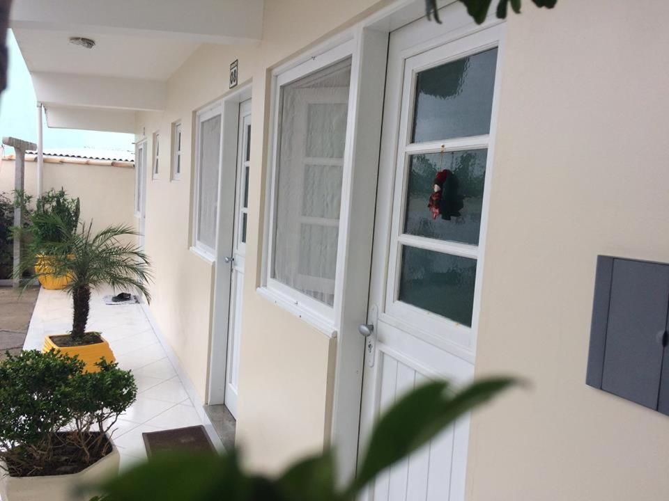 特拉曼达伊Pousada Rosa Norte的一道带窗户的房子的白色门