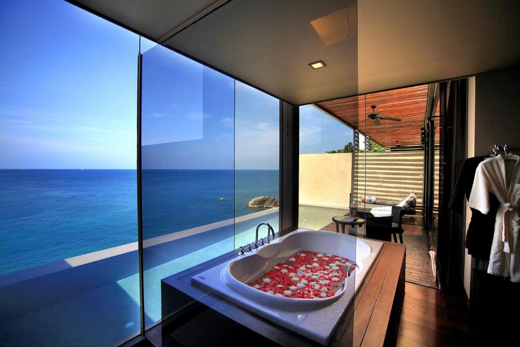 卡塔海滩Impiana Private Villas Kata Noi的带浴缸的浴室,享有海景