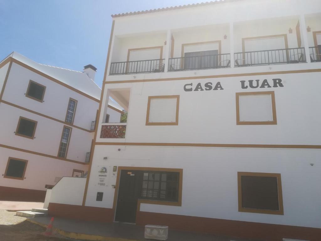 奥德赛克斯Casa Luar的一座白色的建筑,上面写着卡萨战争的字眼