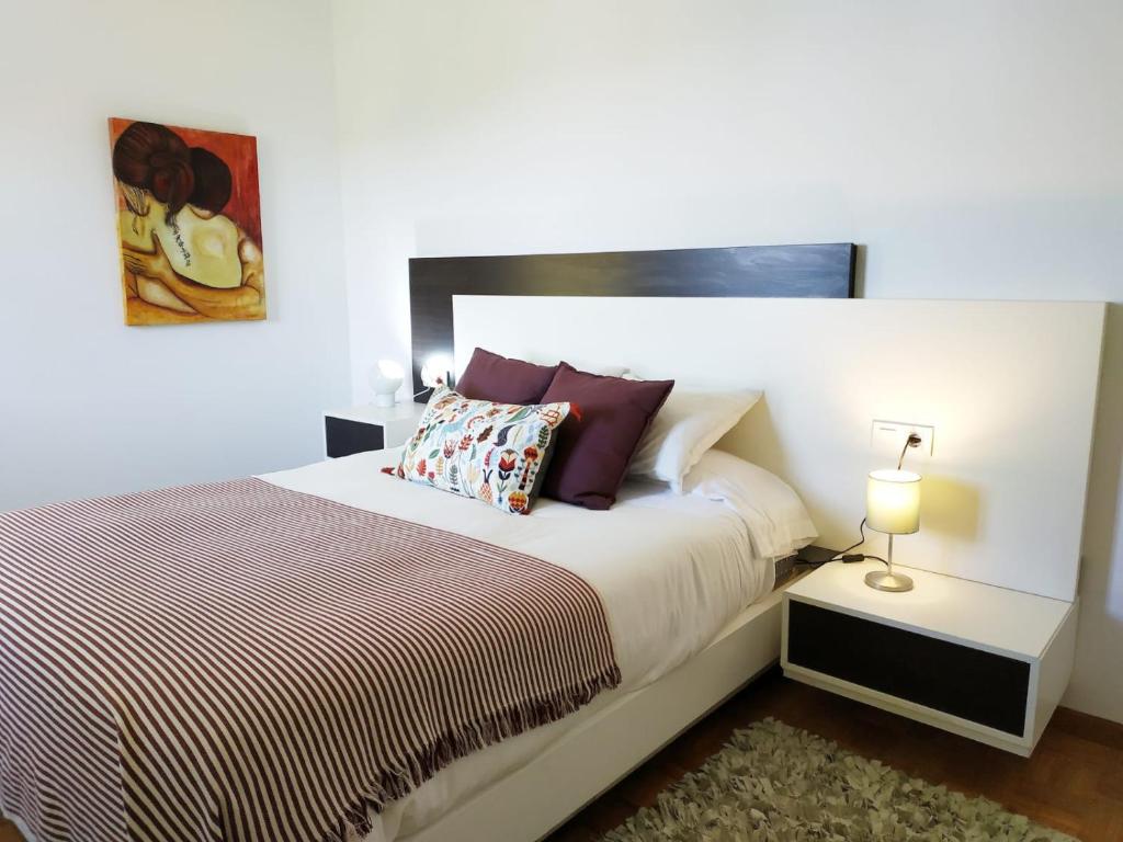比韦罗Piso con excelentes vistas的一间卧室配有一张带枕头的大床