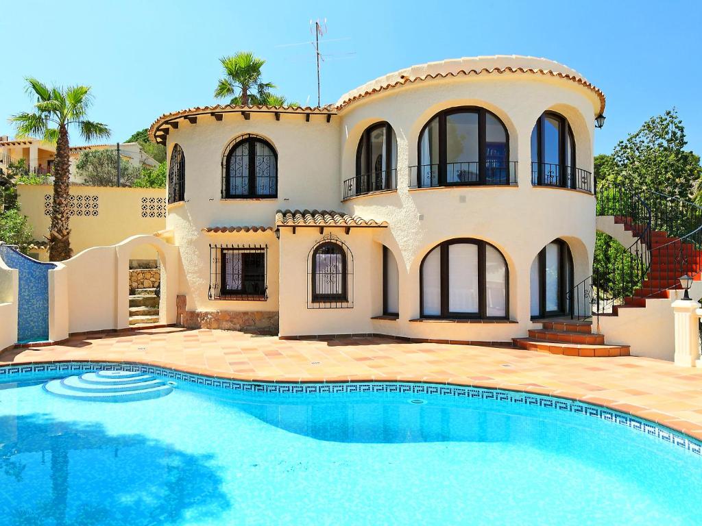 巴尔孔德马尔Holiday Home Balcon al Mar by Interhome的一座房子前面设有游泳池