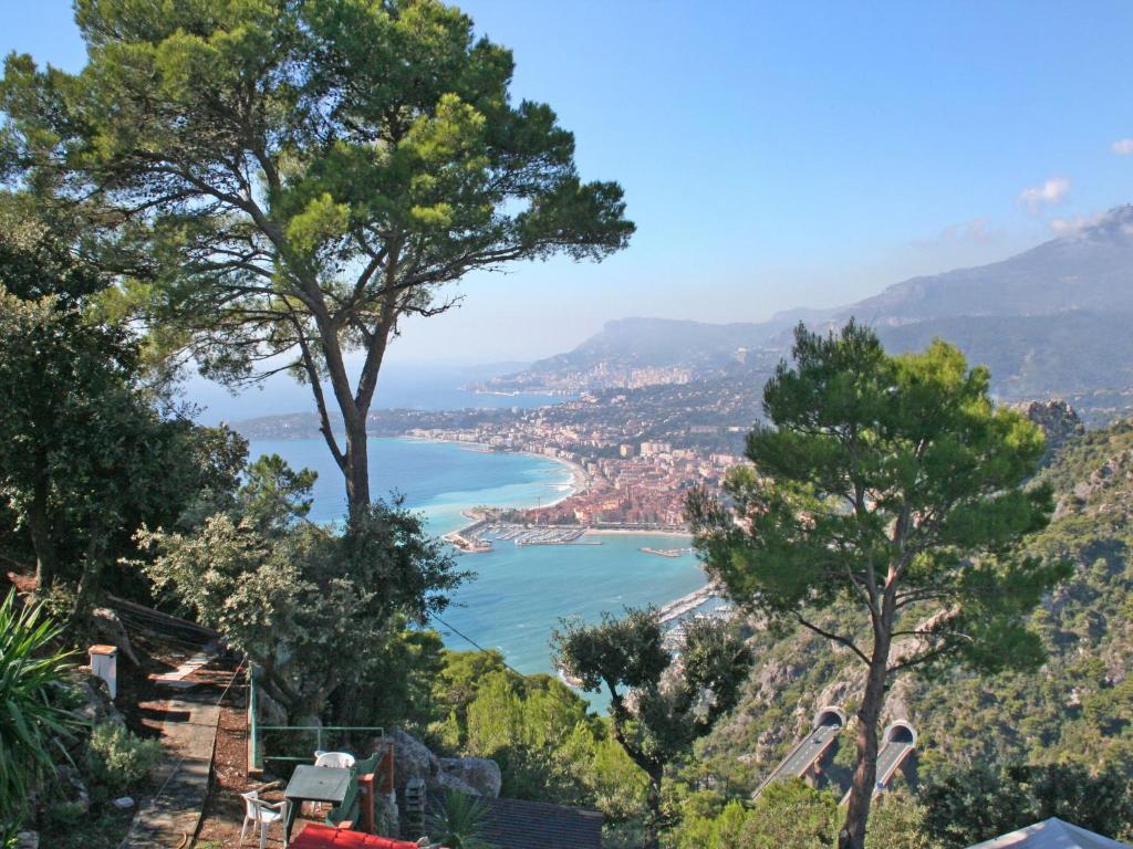 Mortola SuperioreApartment Taverna Il Cippo by Interhome的从树木茂密的山丘上欣赏到海湾景色