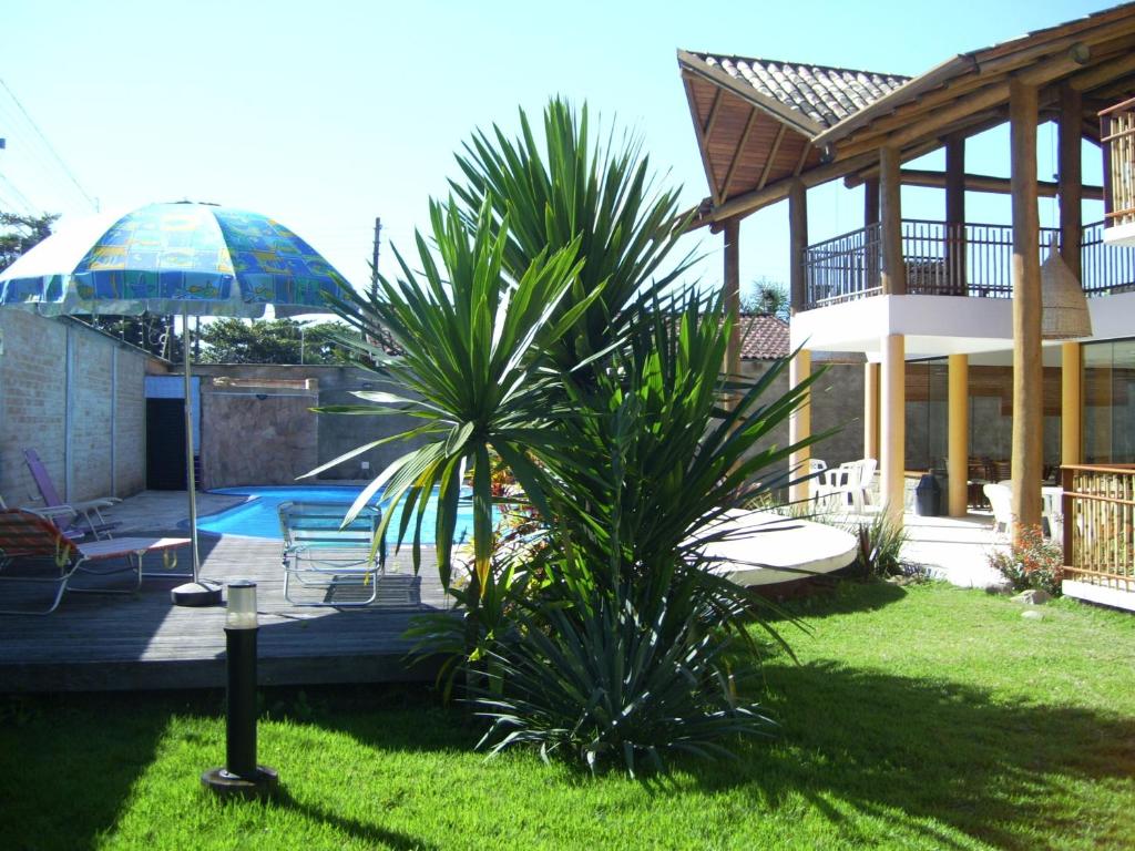乌巴图巴德泰宾馆的游泳池旁的棕榈树房子