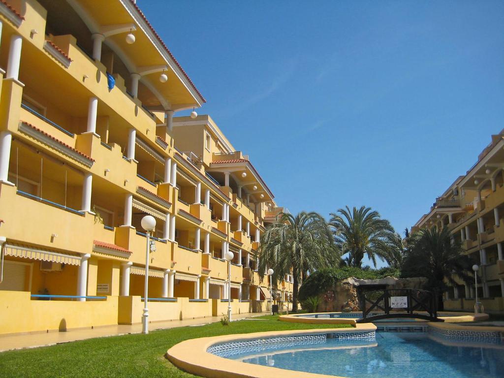 德尼亚Apartment Cascadas de la Marina-2 by Interhome的一座建筑前面设有游泳池