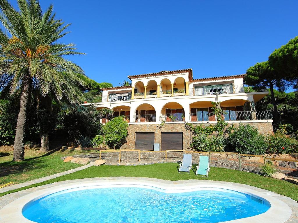 普拉加德阿罗Holiday Home Puig Romani-1 by Interhome的一座大房子,前面设有一个游泳池