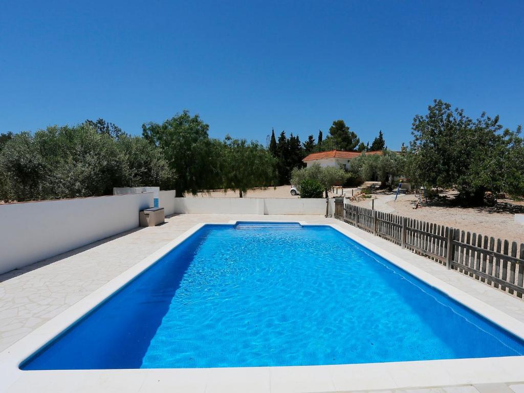 安波拉Holiday Home El Rinconcito by Interhome的后院的蓝色海水游泳池