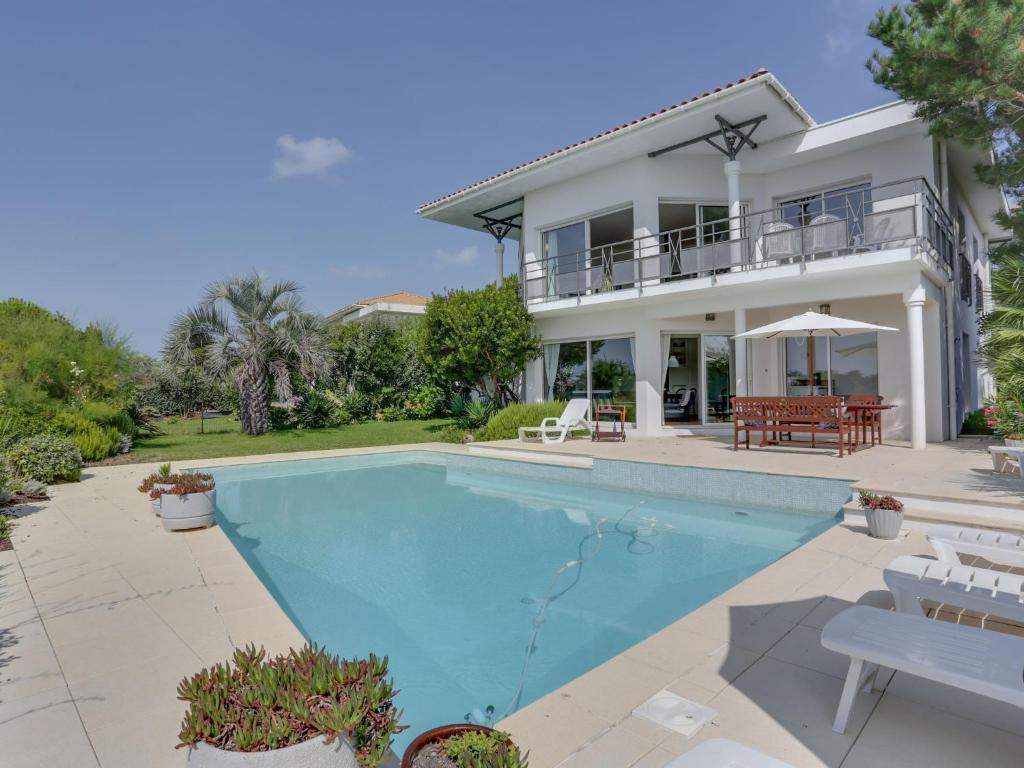 米尼赞海滩Holiday Home Les Pinasses by Interhome的一座带游泳池和房子的别墅