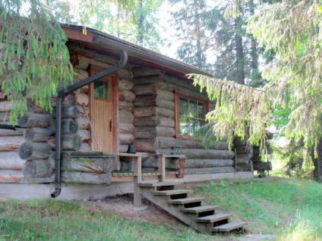 伊萨尔米克罗考罗度假屋的小木屋设有通往门的楼梯