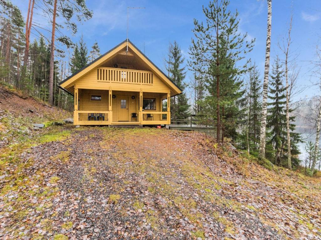 BöleHoliday Home Mirus by Interhome的树林山顶上的房子
