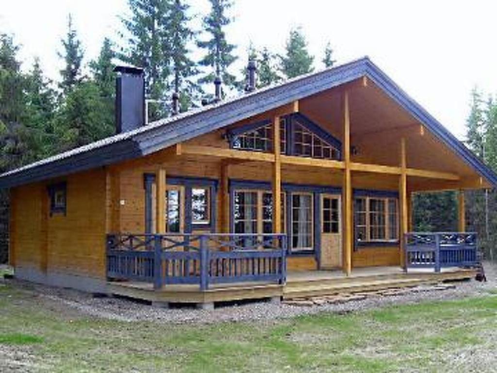 TiirinlahtiHoliday Home Korpilahti by Interhome的大型木制房屋,设有大型甲板