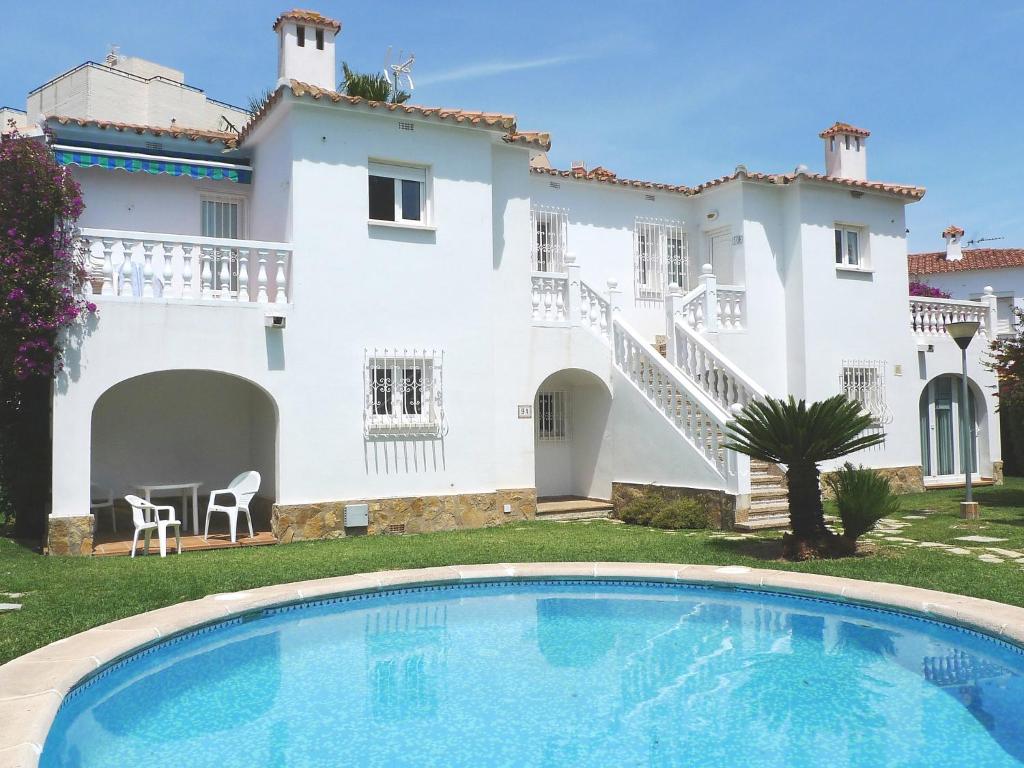 Casas DevesaApartment Club Sevilla by Interhome的别墅前设有游泳池