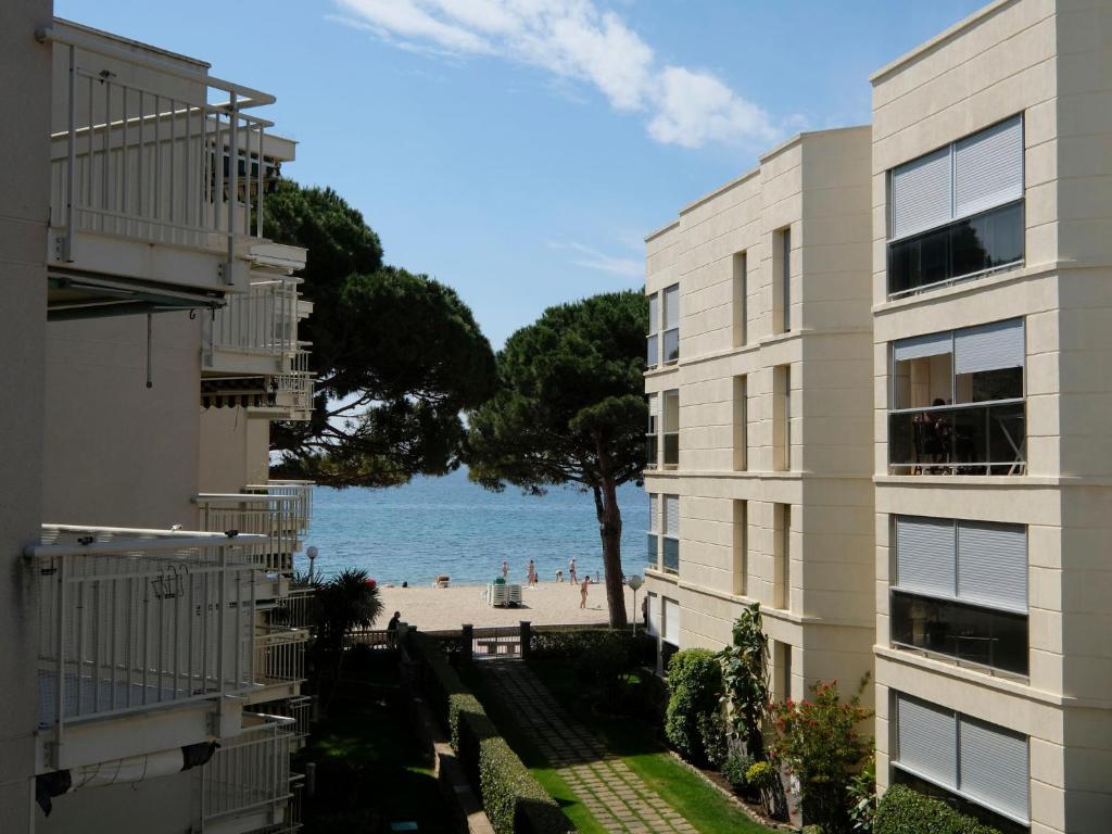 维拉福林Apartment DMS IV-3 by Interhome的从两栋建筑中可以欣赏到海滩美景
