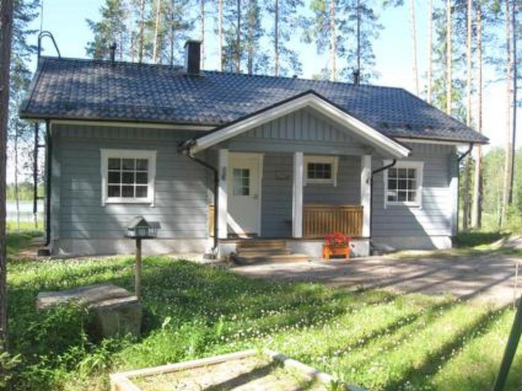 LahdenkyläHoliday Home Käpälämäki by Interhome的院子中间的小房子