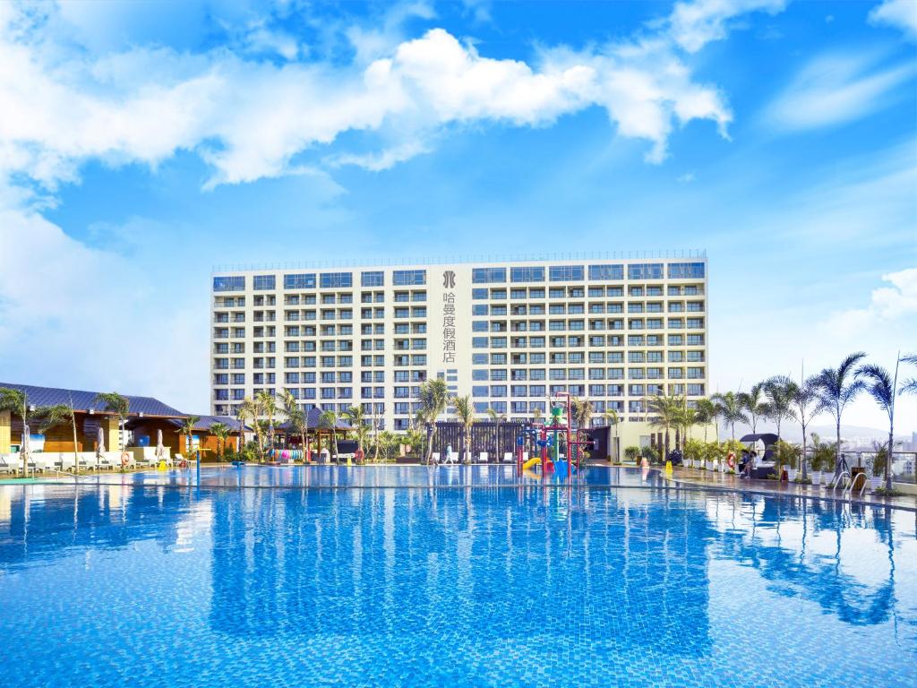 三亚三亚哈曼度假酒店的大楼前设有大型游泳池的酒店