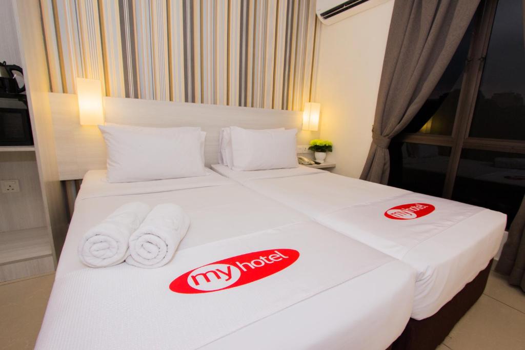 吉隆坡我的中央酒店的酒店客房,配有带毛巾的床