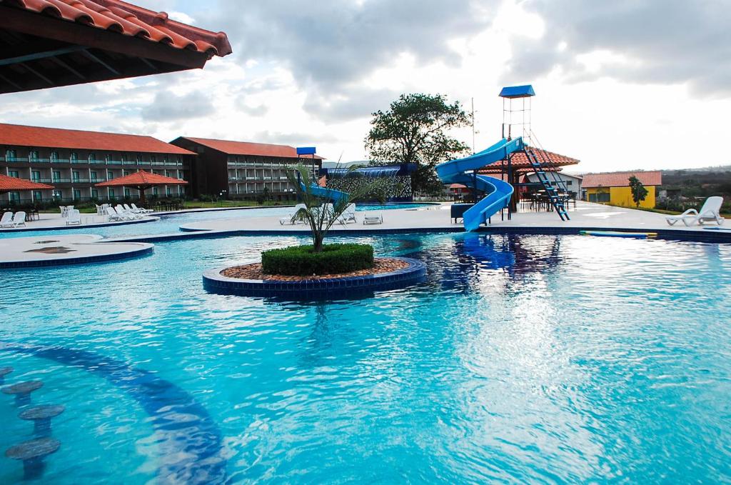 格拉瓦塔格拉瓦塔卡纳瑞斯酒店的一个带水滑梯的大型游泳池