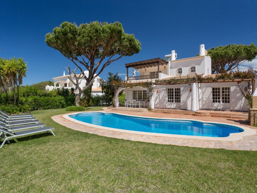 维拉摩拉Villa Villa Verde by Interhome的别墅前设有游泳池