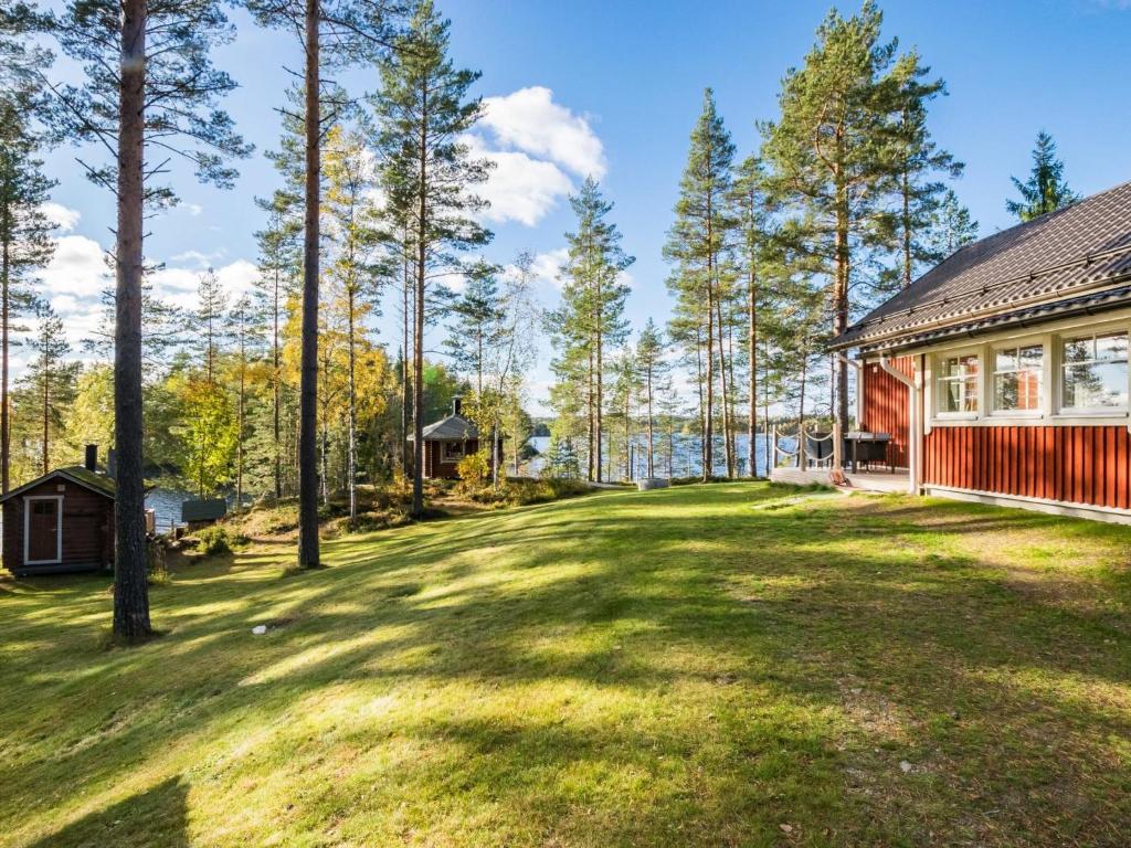 MajavesiHoliday Home Kannonniemi by Interhome的一座树木繁茂的房屋旁的大院子