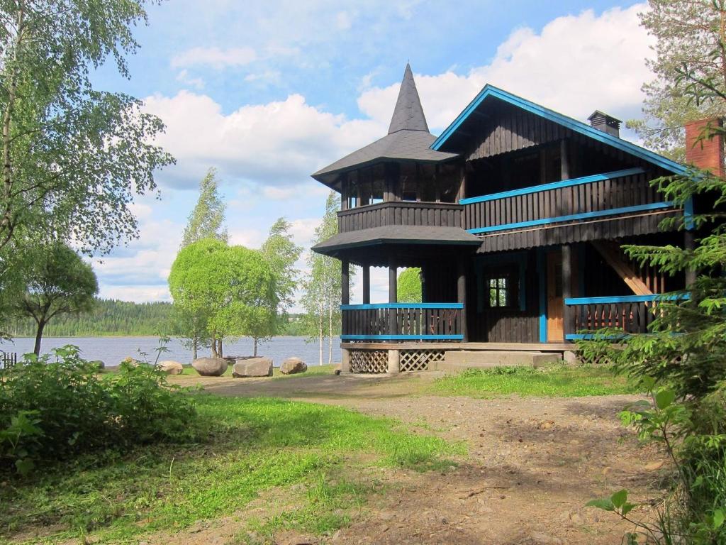 TohmajärviHoliday Home Kiviniemi by Interhome的湖边有塔楼的房子