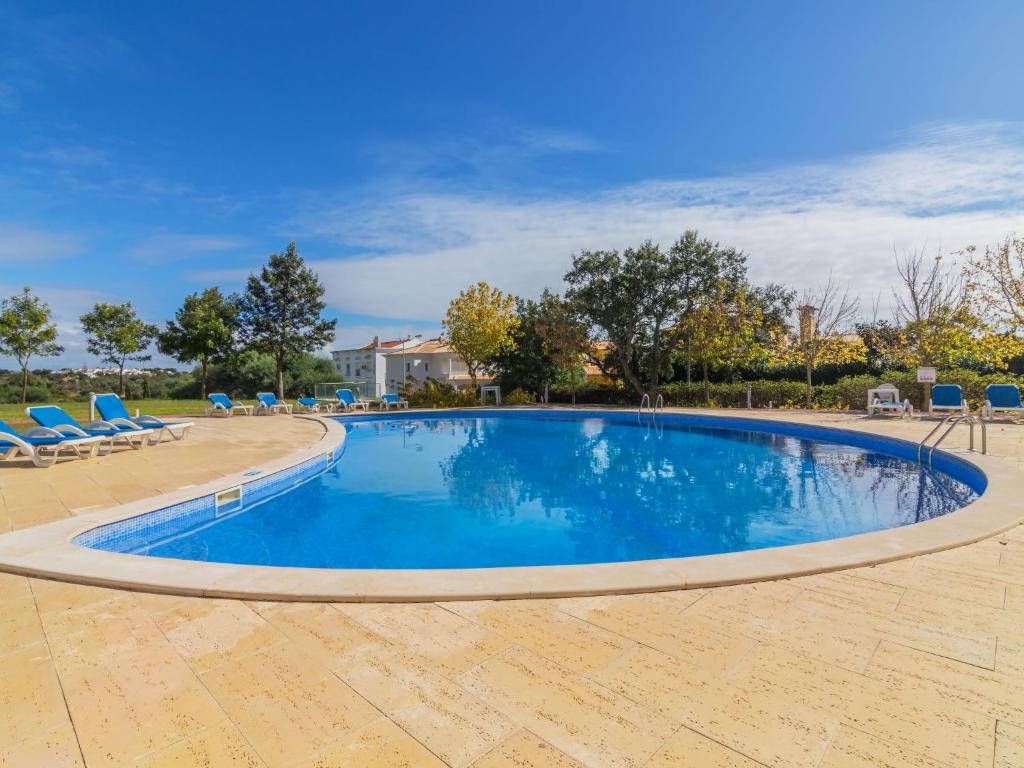 BrejosApartment Monte da Eira by Interhome的庭院内带蓝色椅子的大型游泳池