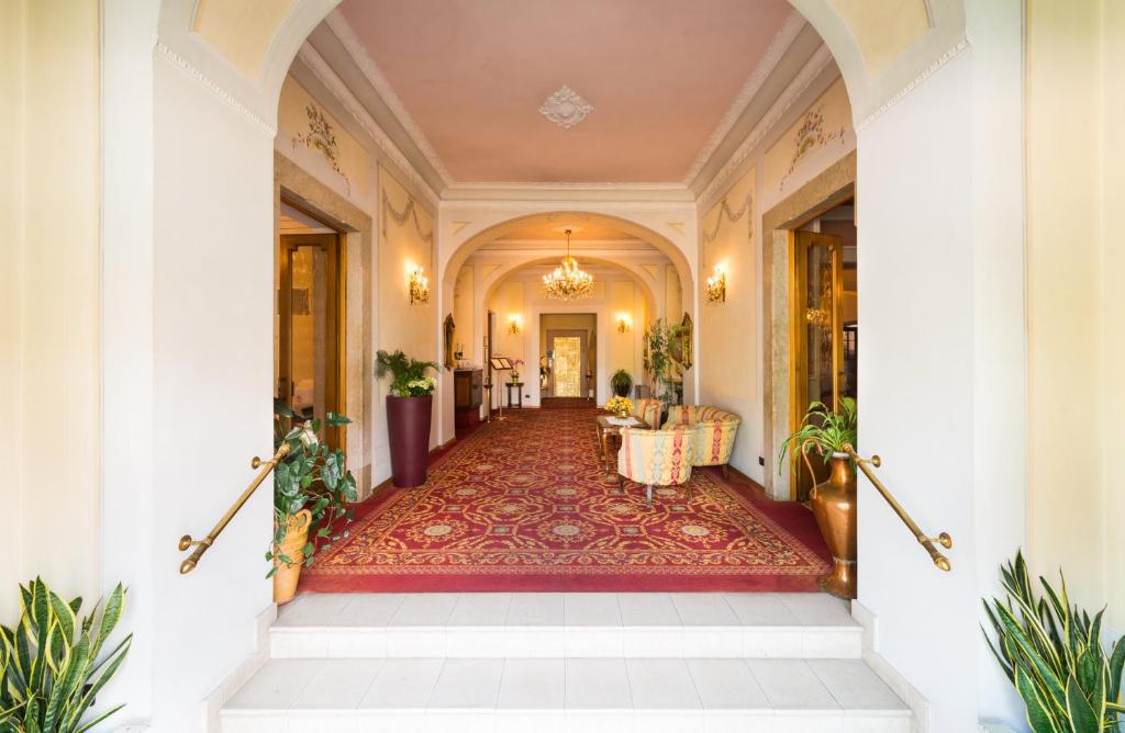 莱维科特尔梅伊甸酒店的走廊上设有楼梯和桌子的建筑