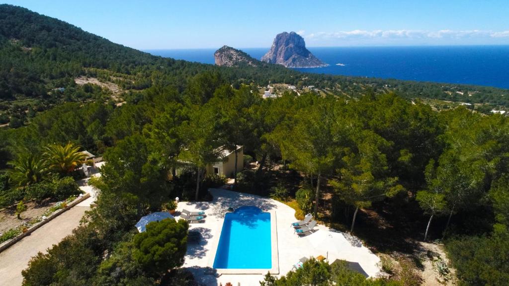 艾斯库拜尔斯Villa Romero II的享有别墅空中景致,设有游泳池和海洋