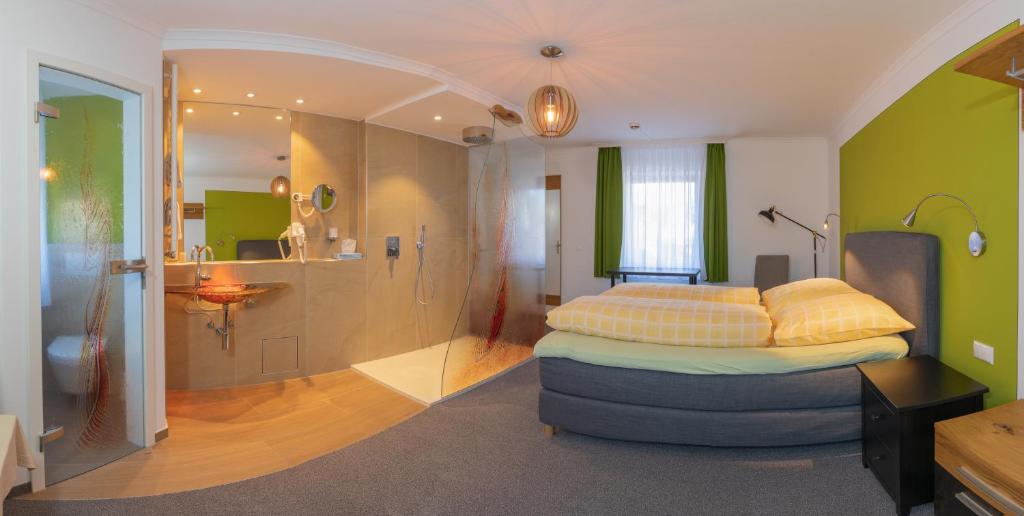 阿尔特廷Altötting City Apartments的一间卧室配有一张床,浴室设有淋浴。