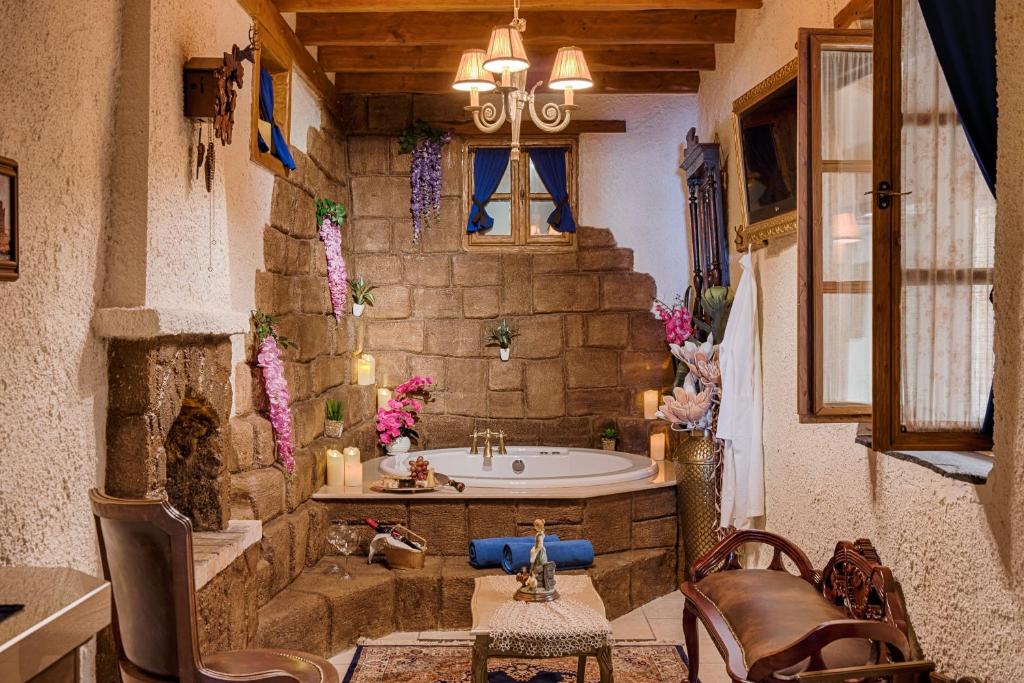 罗德镇罗德镇布谷鸟酒店 - 仅限成人入住的一间石墙内带浴缸的浴室