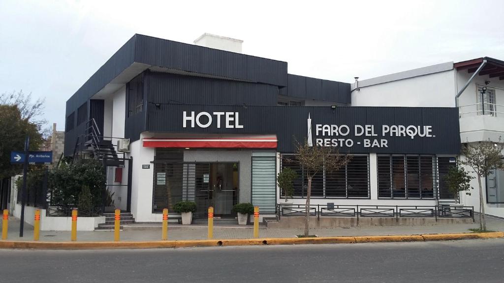 科尔多瓦Faro del Parque的街道边的酒店