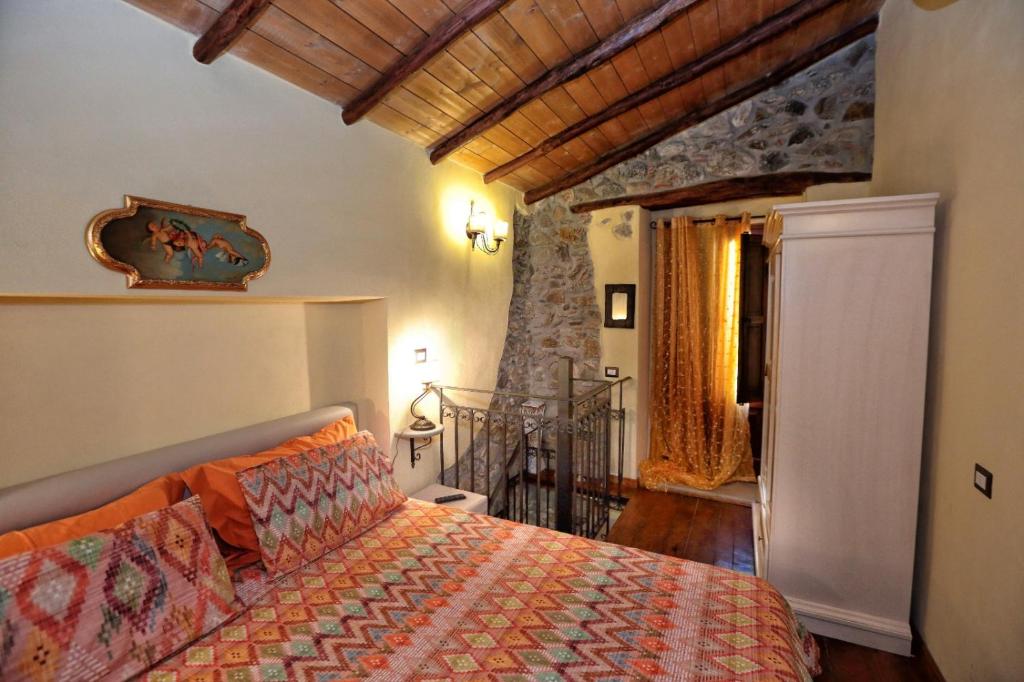 布罗洛Al Castello的一间卧室配有一张带橙色棉被的床