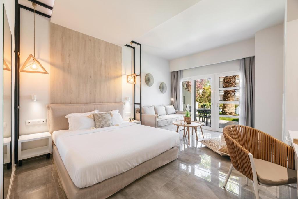 卡尼奥提Minthi Boutique Apartments的一间卧室设有一张床和一间客厅。