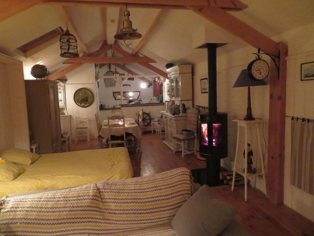 勒阿弗尔l'océane的卧室配有一张床和一张桌子