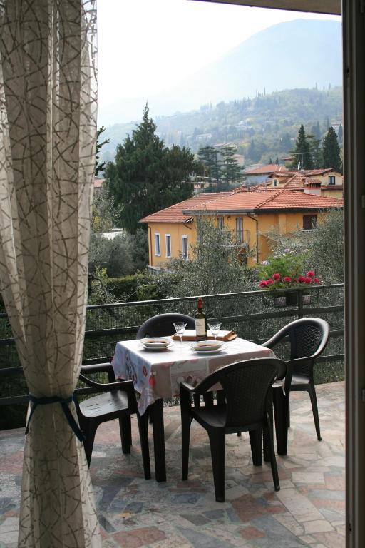 托斯科拉诺-马德尔诺La terrazza sugli ulivi的天井上摆放着桌椅