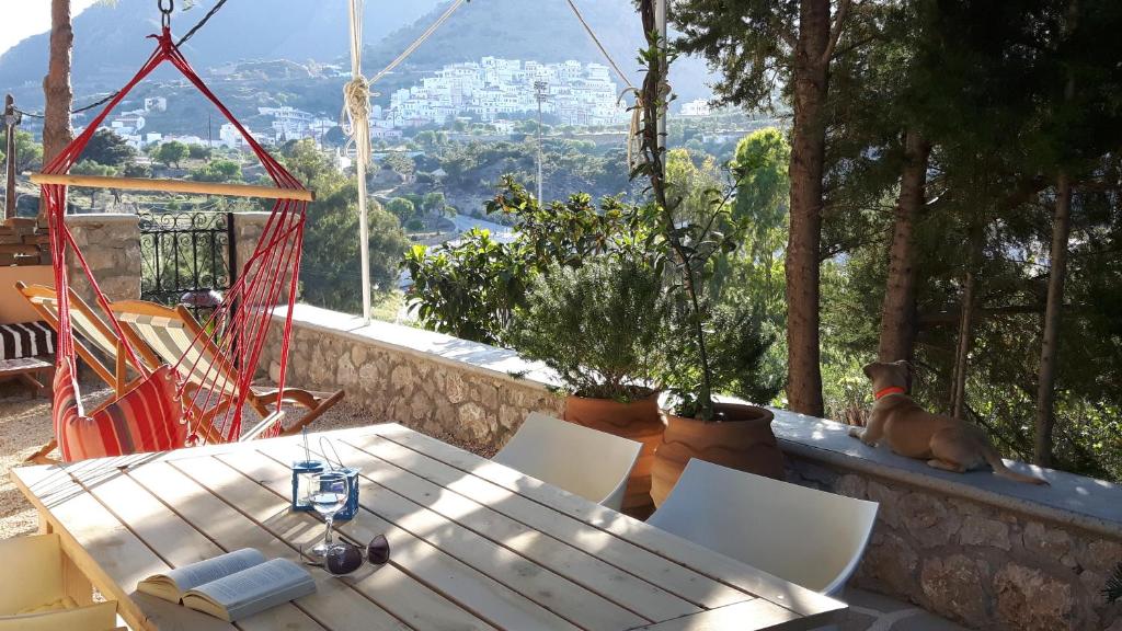 卡尔帕索斯Aperi View的美景阳台配有桌椅