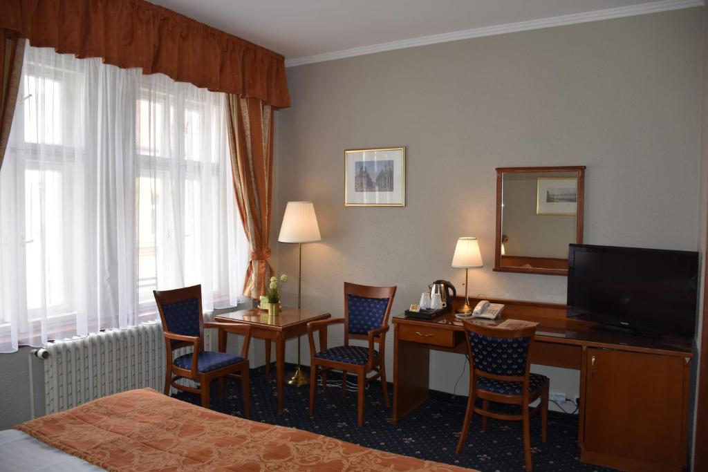 布拉格阿比斯酒店的酒店客房配有一张床和一张带电脑的书桌