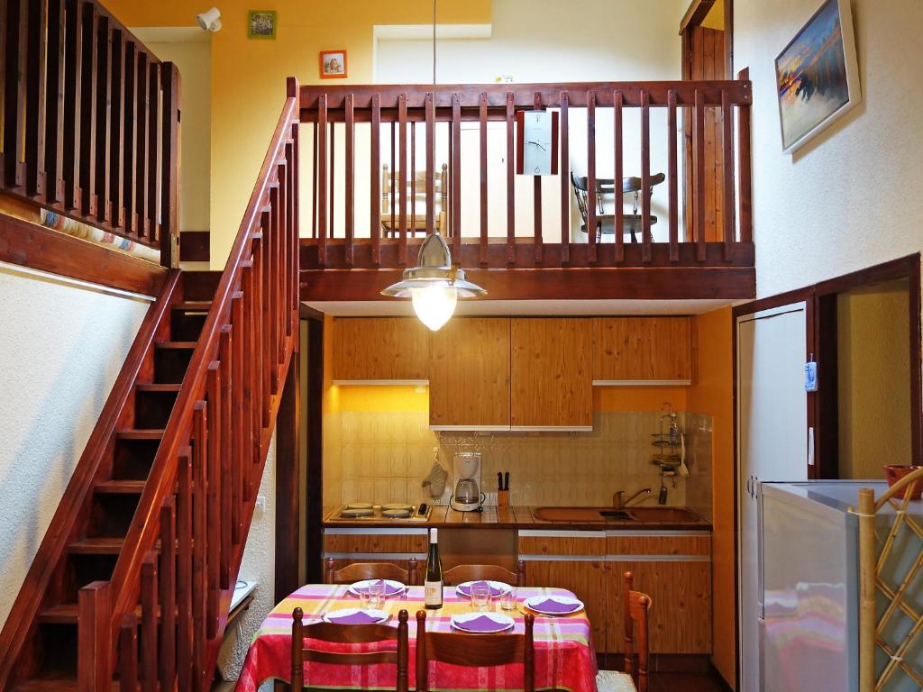 布科·莱斯白老城弗约布科阿尔伯特公寓的房屋内的厨房,配有桌子和楼梯