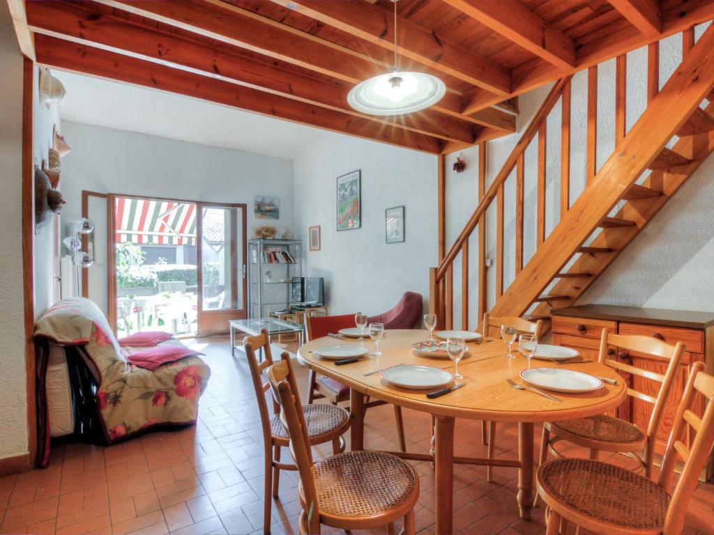 塞尼奥斯捷卡德塞尼奥斯勒佩纳度假屋的一间带木桌和椅子的用餐室
