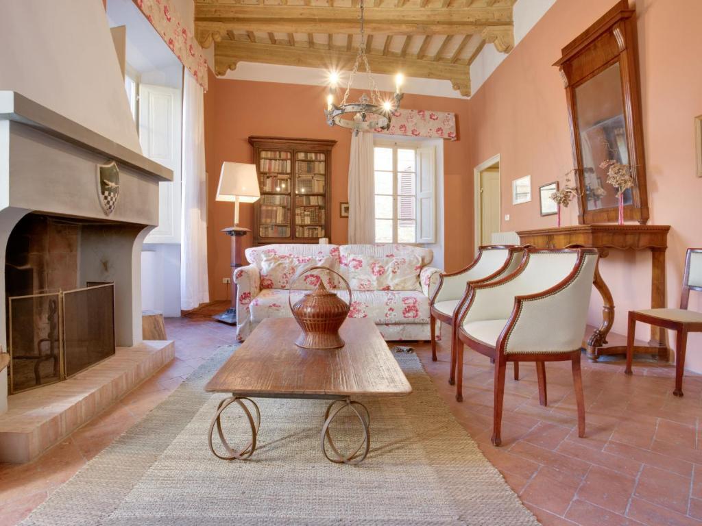 圣吉米纳诺Apartment San Girolamo by Interhome的带沙发和壁炉的客厅