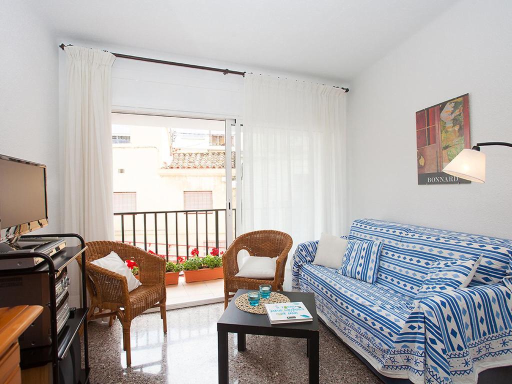 滨海圣波尔Apartment Sant Pol by Interhome的带沙发的客厅和阳台