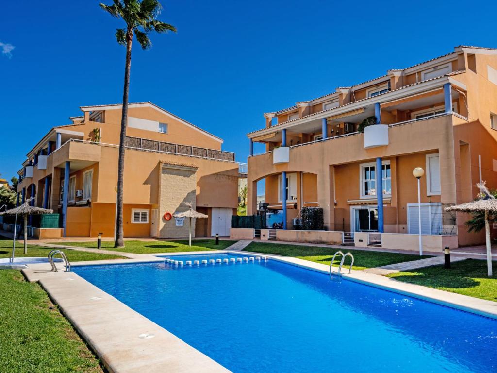 巴尔孔德马尔Apartment Menorca-3 by Interhome的大楼前的游泳池