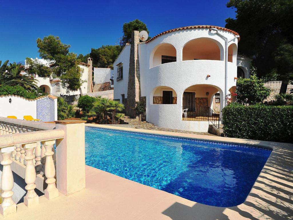 巴尔孔德马尔Holiday Home Balcon al Mar by Interhome的房屋前有游泳池的房子