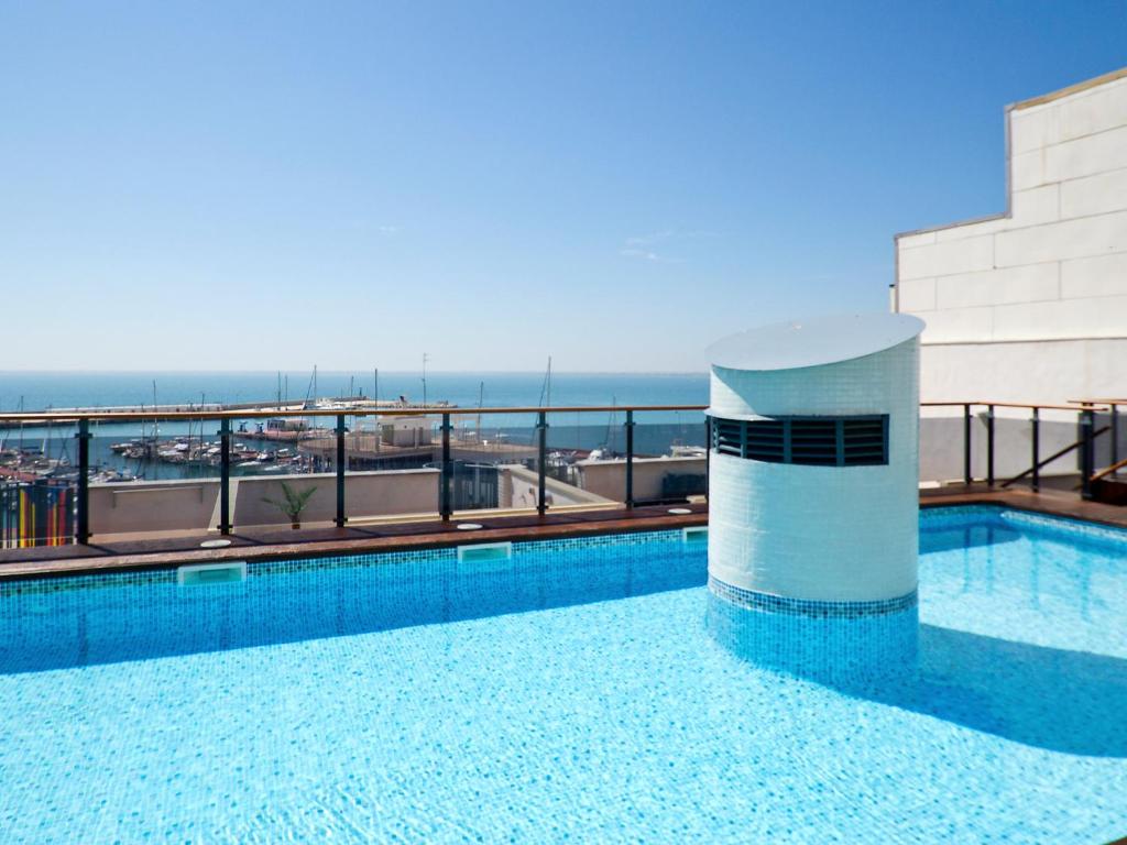 安波拉Apartment Edificio Nautic by Interhome的一座位于一座海洋建筑顶部的游泳池