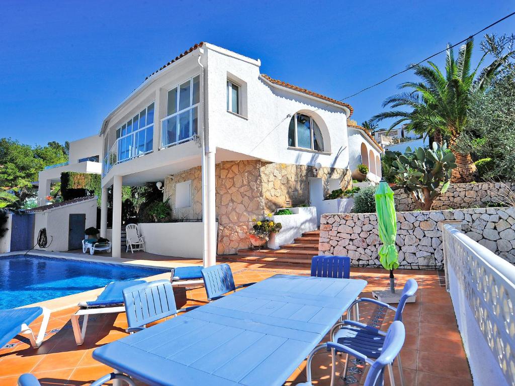 巴尔孔德马尔Holiday Home Balcon Al Mar by Interhome的游泳池旁带桌椅的房子
