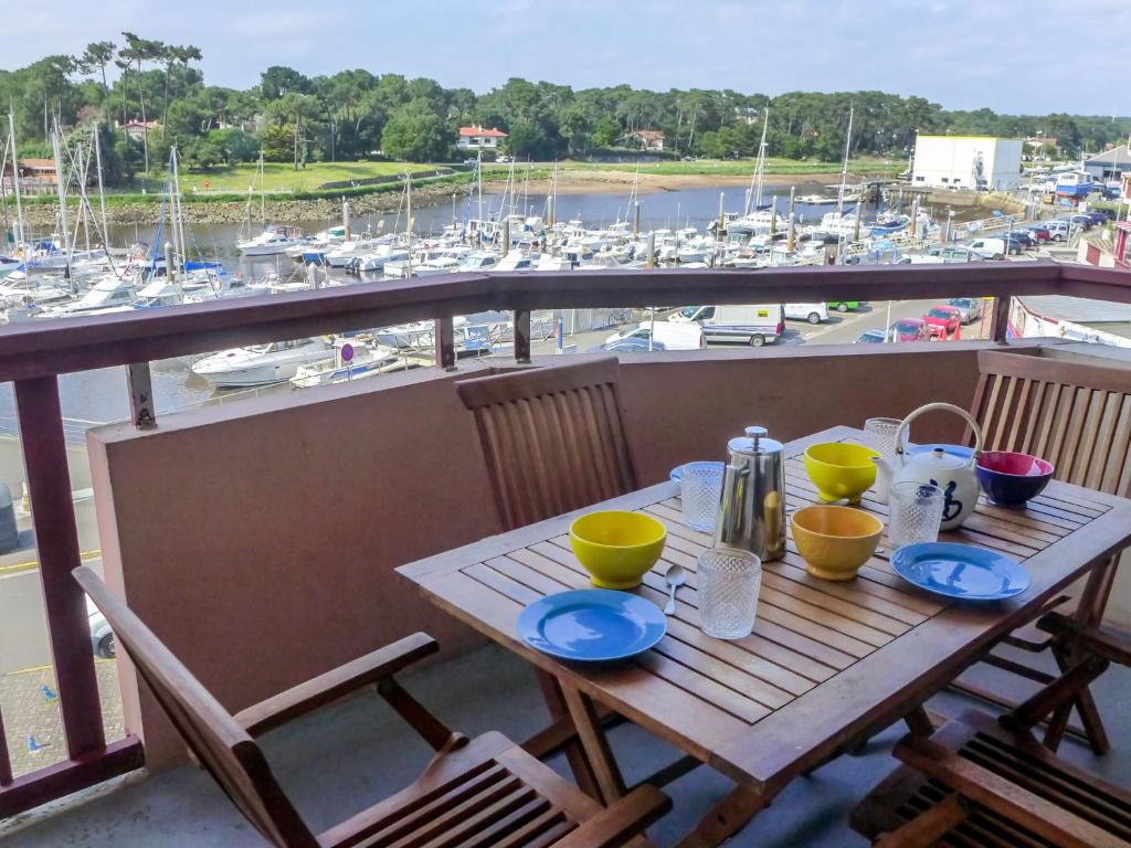 卡布勒通曼达特MS卡布勒通公寓酒店的阳台的桌子享有码头的景致