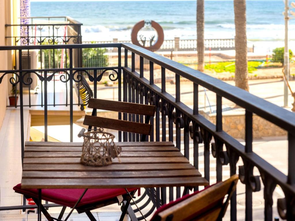 锡切斯科斯塔家拉夫公寓的木制长凳,位于俯瞰海滩的阳台