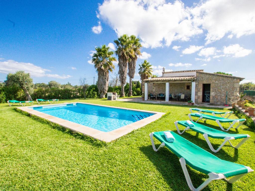阿尔库迪亚Holiday Home Can Mateu by Interhome的游泳池别墅的图象