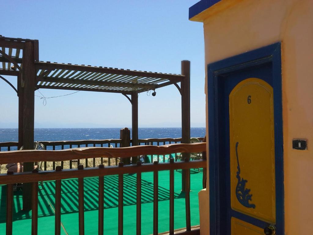 达哈布海王星酒店 的度假阳台享有海景。