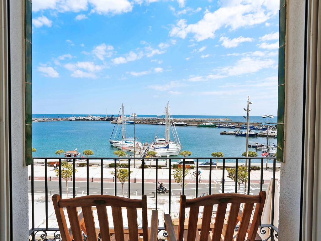 坎布里尔斯Apartment Cambrils Port by Interhome的从窗户欣赏海港景色,配有两把椅子