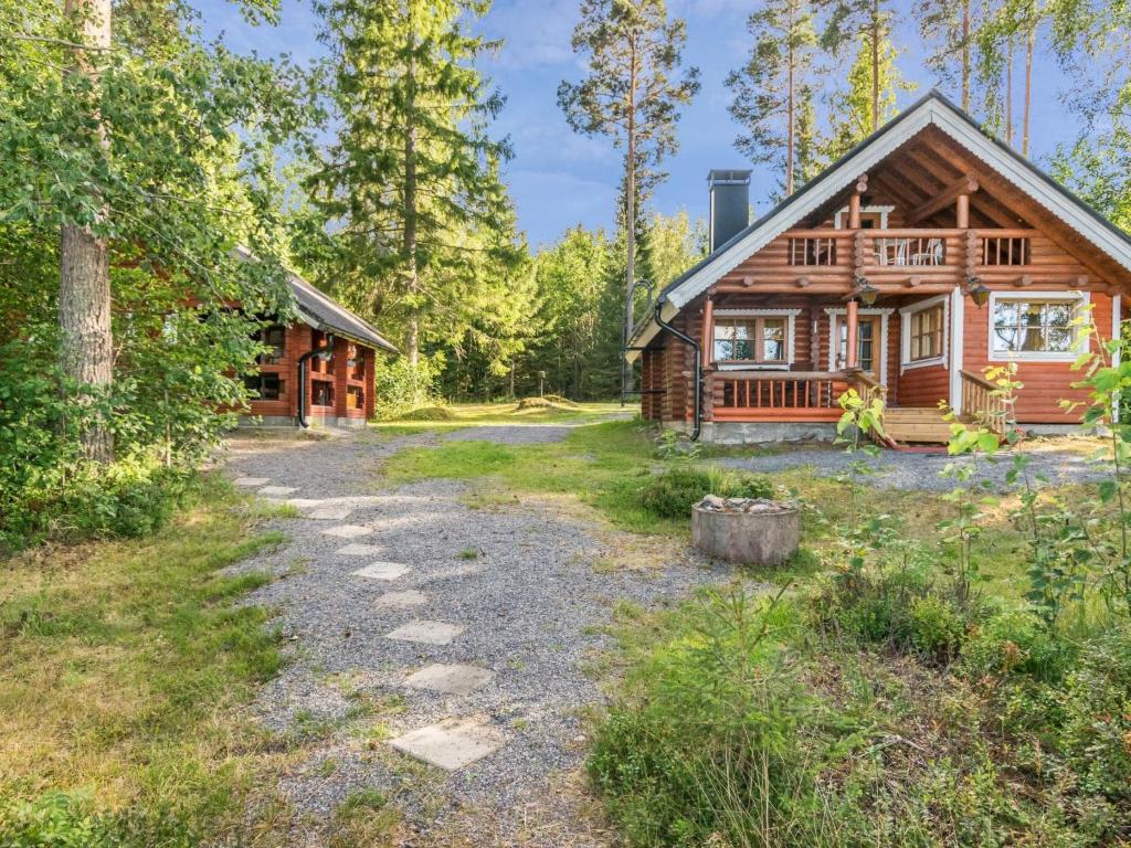 Pertunmaa托卢卡度假屋的树林中的小木屋,有一条通往小木屋的路径