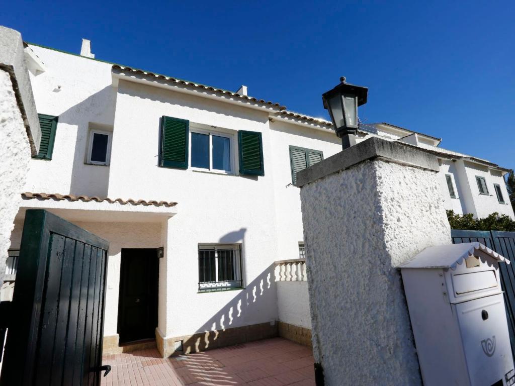 坎布里尔斯Holiday Home Calderon de la Barca by Interhome的白色的房子,有黑色的大门和栅栏